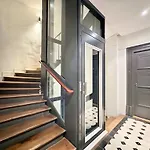 Spacious & Luxurious Apartment