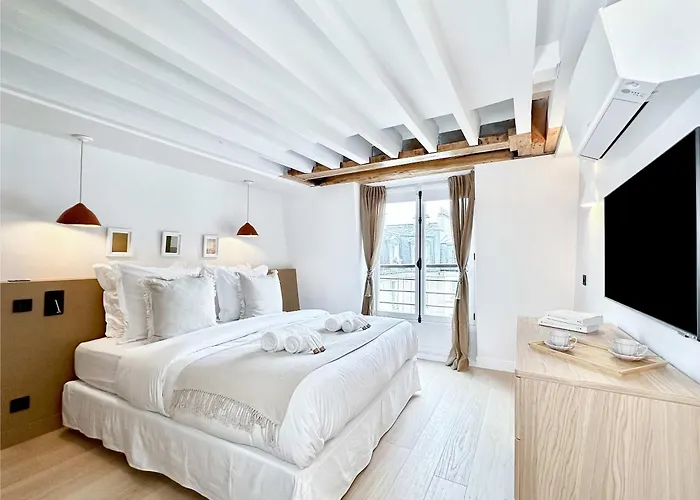 Spacious & Luxurious Apartment